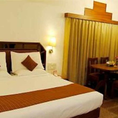 Hotel Maurya International Chennai Exteriör bild